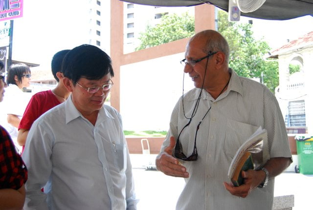 YB Chow Kon Yeow having a little chat with Professor Anwar Fazal of Right Livelihood College who taught us '10 Best Things We Can Do for Animals'